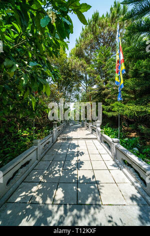 Ba Na Nui Chua Peak mit 'Linh Phong Tu'Tempel, Linh Phong Tower, Lau Chuong, Bia Häuser und Ba-Tempel. Die berühmten Ziel von Da Nang, Vietnam Stockfoto