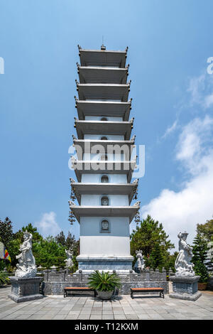 Linh Phong Turm auf Ba Na Nui Chua, Ba Na Berg. Neben "Linh Phong Tu'Tempel, Bia Häuser, Ba Tempel und Lau Chuong, Da Nang, Vietnam Stockfoto