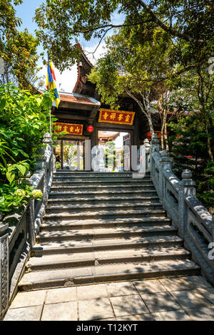 Ba Na Nui Chua Peak mit 'Linh Phong Tu'Tempel, Linh Phong Tower, Lau Chuong, Bia Häuser und Ba-Tempel. Die berühmten Ziel von Da Nang, Vietnam Stockfoto