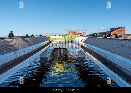 Inderhavnsbroen Takt & Fußgängerbrücke Nyhavn Verknüpfung mit Christianshavn in Kopenhagen Dänemark Europa mit Anschluss zum Öffnen Brücke Nyhavn Seite Stockfoto