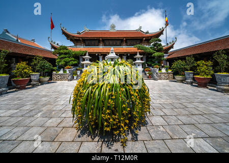 Ba Na Nui Chua Peak mit 'Linh Phong Tu'Tempel, Linh Phong Tower, Lau Chuong, Bia Häuser und Ba-Tempel. Die berühmten Ziel von Da Nang, Vietnam Stockfoto