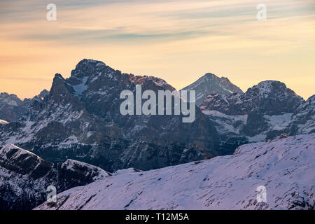 Sonnenaufgang. Monte Civetta, Monte Antelao. Dolomiti. Foto von Pale di San Martino. Italienische Alpen. Europa. Stockfoto