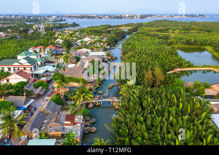 Luftaufnahme, Touristen aus China, Korea, Amerika, Russland einen Korb Bootstour auf der Kokosnuss Wasser (Mangrove Palm) Wald. Hoi An, Quang Nam, Vietnam Stockfoto