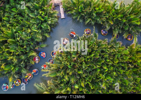 Luftaufnahme, Touristen aus China, Korea, Amerika, Russland einen Korb Bootstour auf der Kokosnuss Wasser (Mangrove Palm) Wald Hoi An, Quang Nam, Vietnam Stockfoto