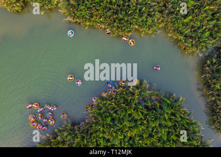 Luftaufnahme, Touristen aus China, Korea, Amerika, Russland einen Korb Bootstour auf der Kokosnuss Wasser (Mangrove Palm) Wald Hoi An, Quang Nam, Vietnam Stockfoto