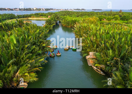 Luftaufnahme, Touristen aus China, Korea, Amerika, Russland einen Korb Bootstour auf der Kokosnuss Wasser (Mangrove Palm) Wald Hoi An, Quang Nam, Vietnam Stockfoto