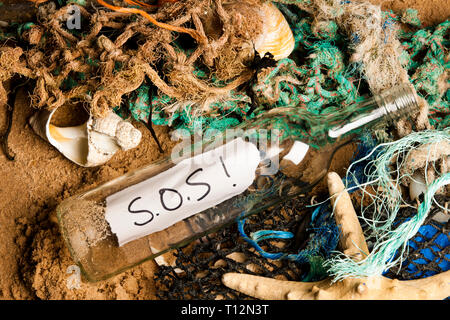 Nachricht in einer Flasche an einem Strand. Stockfoto