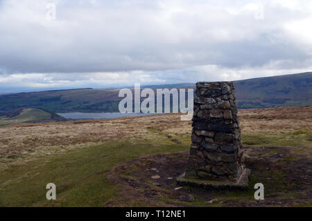 Ullswater aus dem Stein Triangulation Spalte (Trig Point) auf dem Wainwright wenig Mell fiel im Nationalpark Lake District, Cumbria, England. Stockfoto