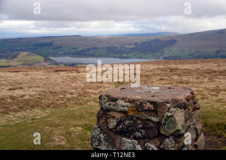 Ullswater aus dem Stein Triangulation Spalte (Trig Point) auf dem Wainwright wenig Mell fiel im Nationalpark Lake District, Cumbria, England. Stockfoto