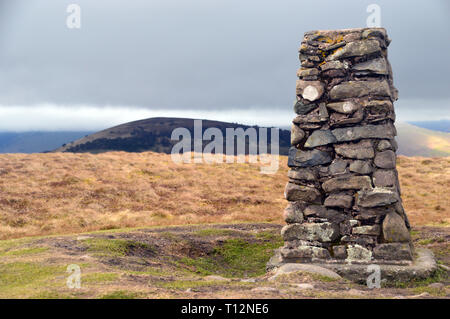 Große Mell fiel vom Stein Triangulation Spalte auf der Wainwright wenig Mell fiel im Nationalpark Lake District, Cumbria, England, UK. Stockfoto