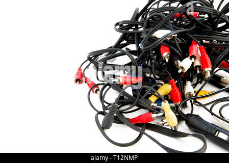 Unordentliche Gewirr von Drähten für Video auf einem weißen Hintergrund, Bündel von audio video elektrische Leitungen. Stockfoto