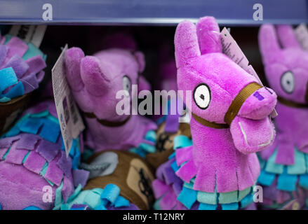 SHEFFIELD, UK - 23. MÄRZ 2019: eine Fornite llama Spielzeug Teddy für den Verkauf in einem kids Store in einem Einkaufszentrum Stockfoto