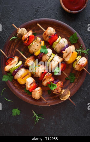 Mit gegrilltem Gemüse und hähnchenspieße mit Paprika, Zucchini, Zwiebel und Pilze auf schwarzen Hintergrund, Ansicht von oben, kopieren. Fleisch und Gemüse Stockfoto