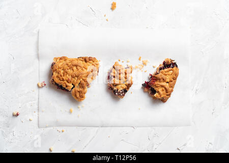 Stapel von hausgemachten Stück Kuchen mit frischen Marmelade Draufsicht Stockfoto