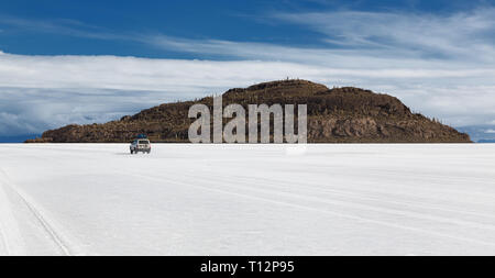 Auto vor der Isla Incahuasi am Salzsee Uyuni (Bolivien) Stockfoto