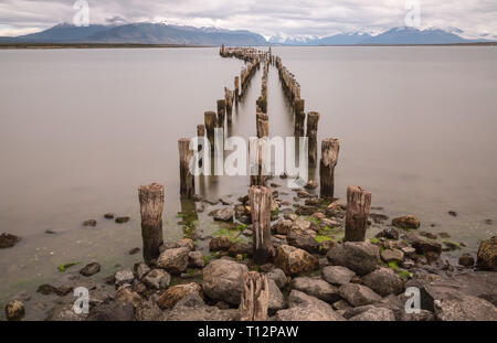 Alte Pier an Ultima Esperanza Sound in Puerto Natales - Langzeitbelichtung Stockfoto