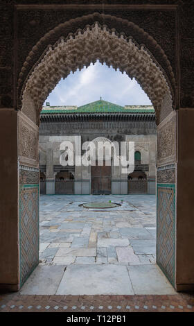 FES, MAROKKO - Im Inneren der Medrese (Medersa Bou Inania el Bouanania) ist als hervorragendes Beispiel für Marinid Architektur anerkannt. Stockfoto