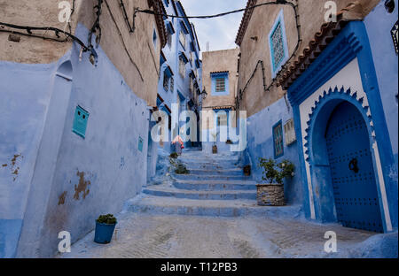Straße der Blauen Stadt in der Medina. Traditionelle marokkanische architektonischen Details und bemalten Häusern. CHEFCHAOUEN, Marokko Stockfoto