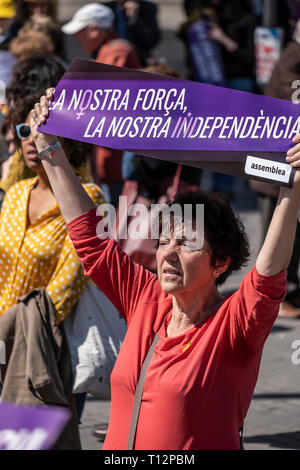 Eine Frau gesehen, die ein Plakat sagen Unsere Stärke (die der Frauen) ist unsere Unabhängigkeit während der Veranstaltung. Von Crida ein les Dones republicanes (Aufruf an die Republikaner von Frauen) über 300 Leute haben die Akte in Gedenken an die independantistas Frauen, die Haftstrafen, Repressalien dienen oder im Exil besucht gerufen. Stockfoto