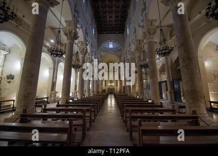 LECCE, Apulien, Italien - nside Innere in der Restaurierung der Kirche des Heiligen Kreuzes (Basilika Santa Croce) - wunderbare barocke Kirche. Stockfoto