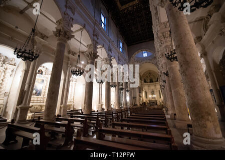 LECCE, Apulien, Italien - nside Innere in der Restaurierung der Kirche des Heiligen Kreuzes (Basilika Santa Croce) - wunderbare barocke Kirche. Stockfoto