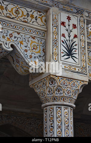 Marmor floral Spalte, Teil der dekorativen Eingang zum Diwan-I-Khas (Halle des privaten Publikum), Agra Fort, Uttar Pradesh, Indien, Asien. Stockfoto