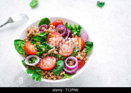 Buchweizen Salat mit Gemüse und Grüns auf weißem Hintergrund, kopieren. Heathy sauber vegane Rohkost, frischem Salat mit Buchweizen. Stockfoto
