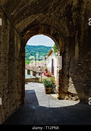 Eine gewölbte Gang in die alte italienische Stadt Stockfoto
