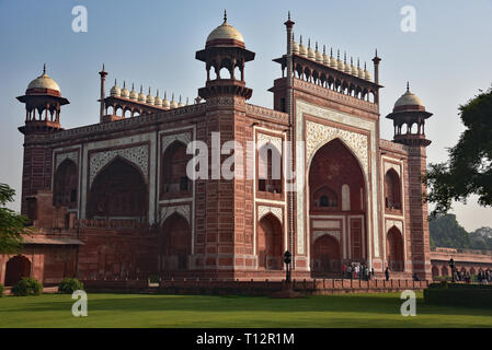 Das wichtigste Tor (darwaza-i-rauza) auf das Taj Mahal. Weißer Marmor und kostbaren Steinen in den roten Sandstein Form gelegt Diese 'Große Tor'. Agra, Indien. Stockfoto