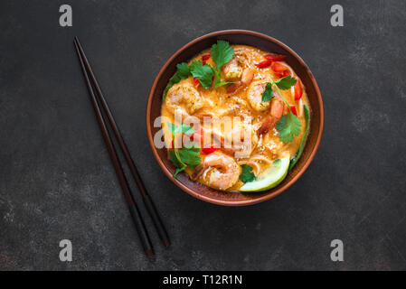 Laksa Garnelen Suppe. Prawn laksa Suppe auf schwarzem Hintergrund, Ansicht von oben, kopieren. Asiatische malaysische Gerichte. Stockfoto
