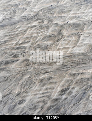 Sedimentärer flüssiger Sand fließt/, Mars-ähnliche Flusskamm-Muster auf einem Gezeitenstrand. Für 'Go with the flow', Bewegung, Landschaft wie Mars Stockfoto