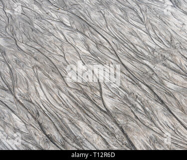 Sedimentärer flüssiger Sand fließt/, Mars-ähnliche Flusskamm-Muster auf einem Gezeitenstrand. Für 'Go with the flow', Bewegung, Landschaft wie Mars Stockfoto