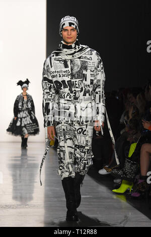 NEW YORK, NY - Februar 08: Liam Foster geht der Start- und Landebahn für Jeremy Scott während der New York Fashion Week: Die Shows am Frühling Studios am Februar 08, 20. Stockfoto