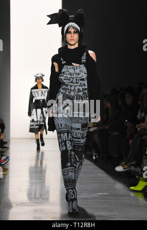 NEW YORK, NY - Februar 08: Sarah Brannon geht der Start- und Landebahn für Jeremy Scott während der New York Fashion Week: Die Shows am Frühling Studios am Februar 08, Stockfoto