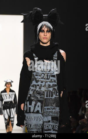 NEW YORK, NY - Februar 08: Sarah Brannon geht der Start- und Landebahn für Jeremy Scott während der New York Fashion Week: Die Shows am Frühling Studios am Februar 08, Stockfoto