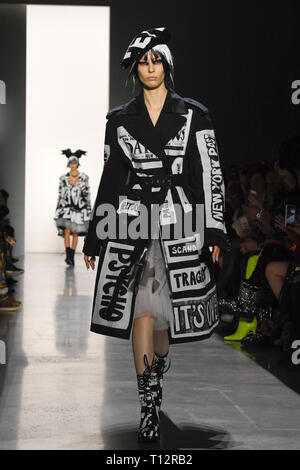 NEW YORK, NY - Februar 08: Remington Williams Wanderungen der Start- und Landebahn für Jeremy Scott während der New York Fashion Week: Die Shows am Spring Studios auf Februar Stockfoto