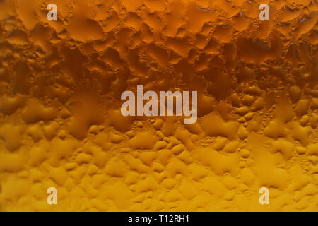 Kondensation auf dem Bernstein und gold Farbabstufungen Glasflasche für Textur Hintergrund Stockfoto
