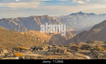 Fantastische Bergwelt. Ru'us al Jibal. Al Hajar Berge. Musandam. Oman Stockfoto