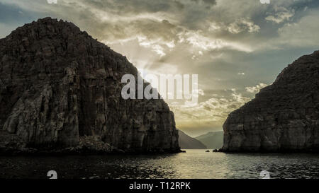 Sonne auf dem Hintergrund der Berge und das Meer. Fjorde der Musandam Halbinsel. Khasab Bay. Oman Stockfoto