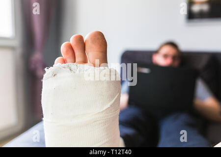 Close-up auf einem Bein in einem Guss Stockfoto