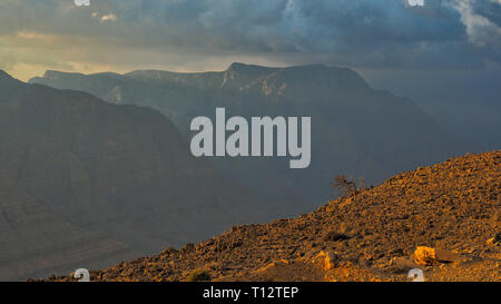 Fantastische Bergwelt. Ru'us al Jibal. al Hajar Berge. Musandam. Oman Stockfoto