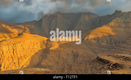 Fantastische Bergwelt. Ru'us al Jibal. al Hajar Berge. Musandam. Oman Stockfoto