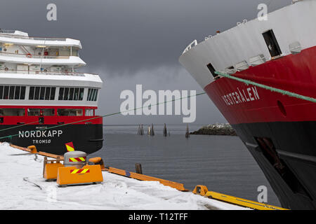 Die kreuzfahrtschiffe Vesteralen und Nordkapp der Hurtigruten unternehmen, im Hafen in Trondheim in Norwegen. Stockfoto