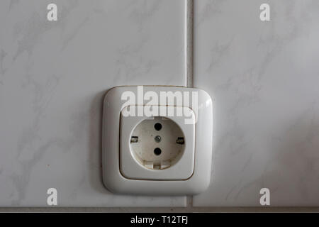 Dirty europäische Steckdose an der Wand Stockfoto