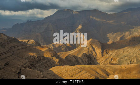 Fantastische Bergwelt. Ru'us al Jibal. al Hajar Berge. Musandam. Oman Stockfoto