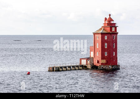 Der Leuchtturm Kjeungskjaer, auf einer kleinen Insel an der Mündung des Bjungnfjorden in Norwegen. Stockfoto