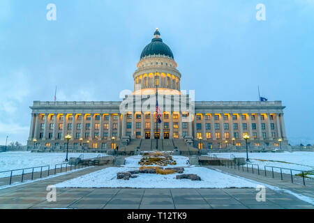 Fassade des Utah State Capital Building im Winter. Fassade des ikonischen Utah State Capital Building in Salt Lake City. Das Gelände außerhalb des Gebäudes Stockfoto