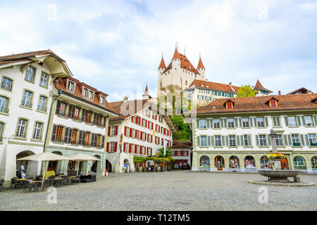 Altstädter Ring in der Stadt Thun im Kanton Bern, Schweiz Stockfoto