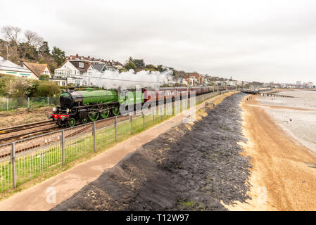 Ein spezieller Zug von B1-Klasse Lokomotive 61306 Mayflower dampfenden neben die Mündung der Themse zog an Chalkwell, Essex, Southend. Strand seawall Stockfoto
