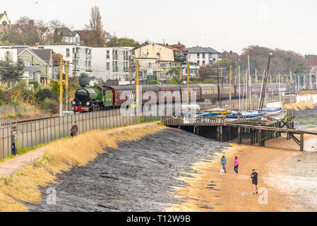 Ein spezieller Zug von B1-Klasse Lokomotive 61306 Mayflower dampfenden neben die Mündung der Themse zog an Chalkwell, Essex, Southend. Strand seawall Stockfoto